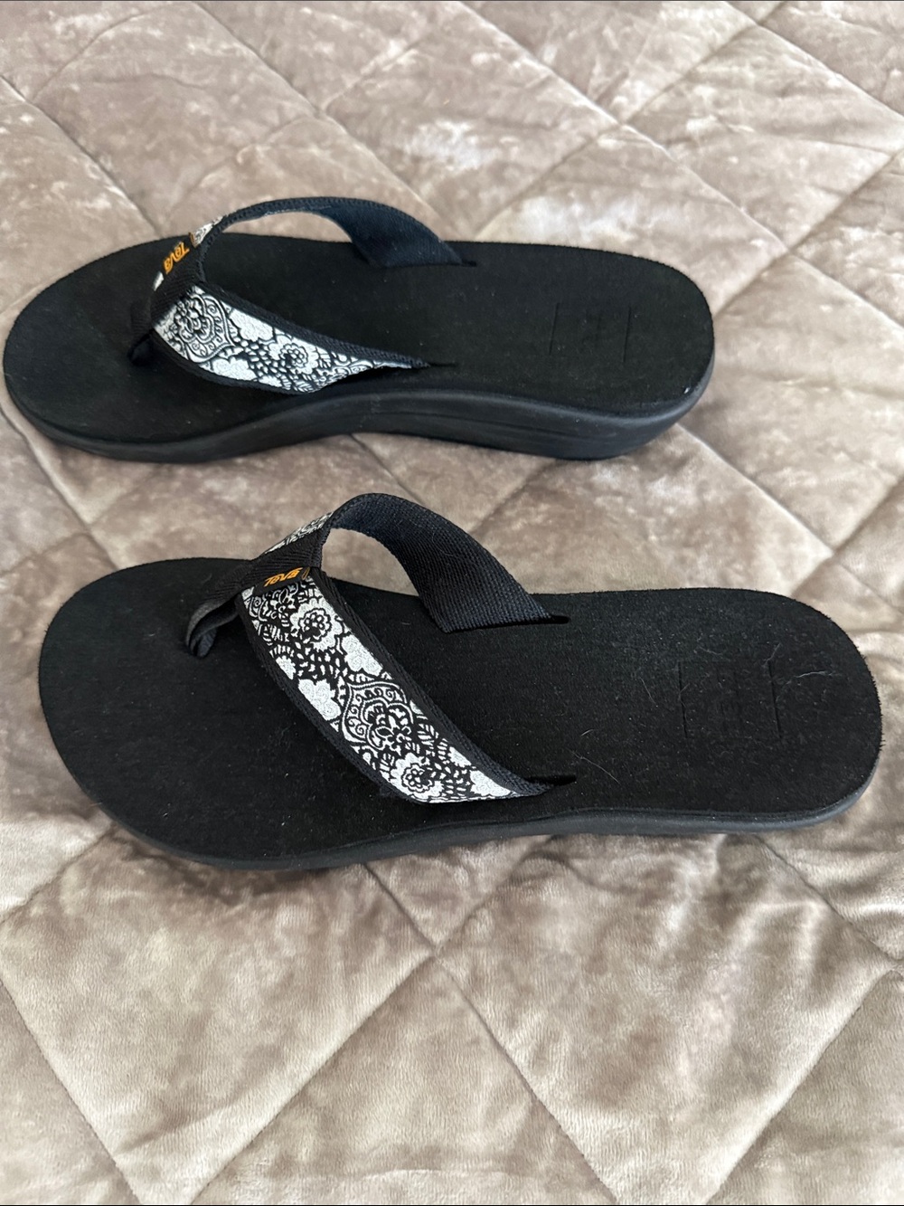 Teva Women’s Black Wedge Flip-Flop with White Paisley Straps Size 10 - Picture 4 of 7